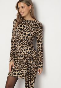 Born2be - Ciemnobeżowa Dopasowana Sukienka Dzianinowa w Panterkę z Ozdobnym Marszczeniem Trilabina. Okazja: na co dzień. Kolor: beżowy. Materiał: dzianina. Długość rękawa: długi rękaw. Wzór: motyw zwierzęcy. Typ sukienki: dopasowane. Styl: klasyczny, casual, elegancki #6