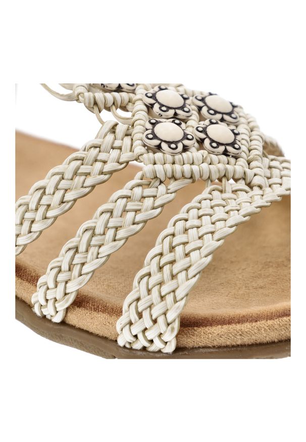 Białe Sandały Artiker Eleganckie Obuwie Damskie Na Płaskiej Podeszwie. Okazja: na spacer. Zapięcie: pasek. Kolor: biały. Wzór: paski, aplikacja, kwiaty. Sezon: lato. Obcas: na płaskiej podeszwie. Styl: elegancki