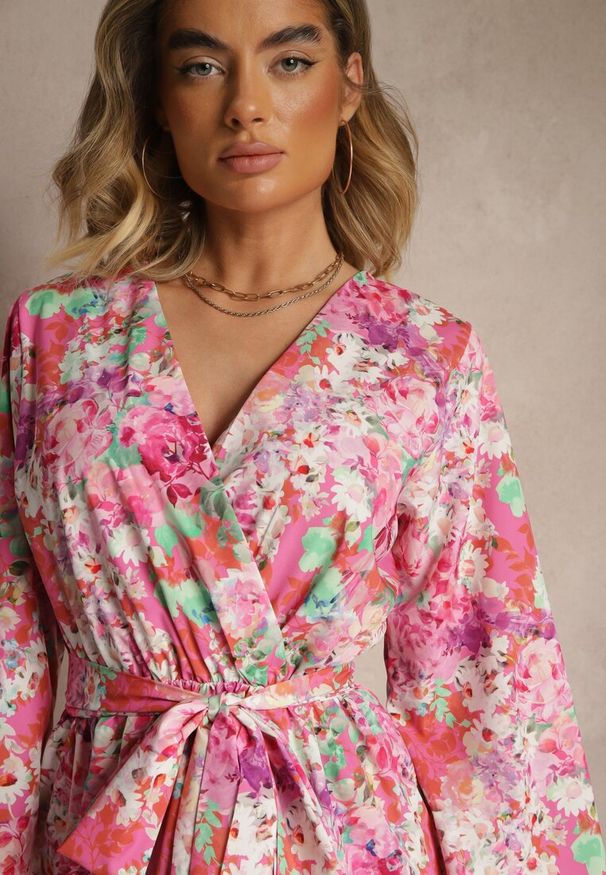 Renee - Różowy Kopertowy Kombinezon z Wiązanym Paskiem i Rozszerzanymi Rękawami Telurea. Okazja: na co dzień, na randkę. Kolor: różowy. Styl: elegancki, casual