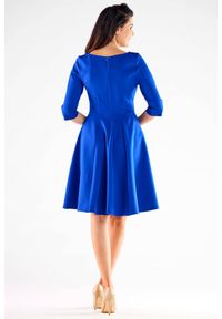 Awama - Elegancka sukienka rozkloszowana z ozdobnymi guzikami niebieska. Okazja: do pracy. Kolor: niebieski. Styl: elegancki