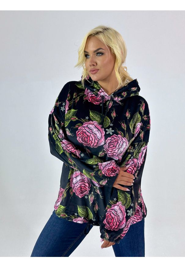 Moda Size Plus Iwanek - Elegancka czarna welurowa bluza Semi z kapturem w różowe kwiaty XXL OVERSIZE JESIEŃ. Typ kołnierza: kaptur. Kolor: wielokolorowy, różowy, czarny. Materiał: welur. Długość: krótkie. Wzór: kwiaty. Sezon: jesień. Styl: elegancki