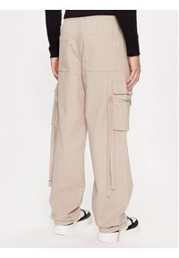 Calvin Klein Jeans Spodnie materiałowe J30J324444 Beżowy Relaxed Fit. Kolor: beżowy. Materiał: bawełna #4