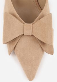Renee - Ciemnobeżowe Klapki Mule na Szpilce z Kokardką Kimoseis. Nosek buta: otwarty. Kolor: beżowy. Materiał: zamsz, skóra. Wzór: aplikacja. Sezon: lato. Obcas: na szpilce. Wysokość obcasa: średni #6