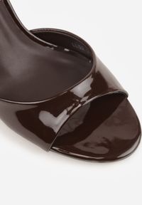 Born2be - Brązowe Klasyczne Sandały na Szpilce z Paskiem Wokół Kostki Berenne. Okazja: na co dzień, na randkę. Zapięcie: pasek. Kolor: brązowy. Materiał: jeans. Obcas: na szpilce. Styl: klasyczny. Wysokość obcasa: średni #9