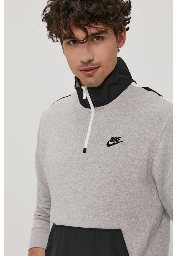 Nike Sportswear - Bluza. Okazja: na co dzień. Kolor: szary. Materiał: dzianina. Długość: krótkie. Wzór: nadruk. Styl: casual