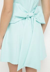 Born2be - Zielona Rozkloszowana Sukienka na Ramiączkach Zdobiona Dużą Kokardą Lavvia. Okazja: na co dzień. Typ kołnierza: kokarda. Kolor: zielony. Długość rękawa: na ramiączkach. Wzór: aplikacja. Typ sukienki: rozkloszowane. Styl: casual, elegancki #2