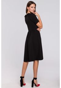 Sukienki.shop - Elegancka rozkloszowana sukienka z wywiniętą stójką czarna. Okazja: do pracy. Typ kołnierza: kołnierzyk stójkowy. Kolor: czarny. Styl: elegancki #2