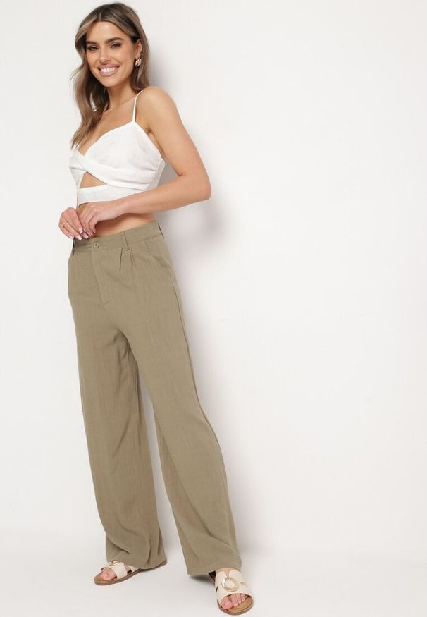 Born2be - Ciemnozielone Spodnie z Wiskozy i Lnu z Wysokim Stanem i Szerokimi Nogawkami Aidrons. Okazja: na co dzień. Stan: podwyższony. Kolor: zielony. Materiał: len, wiskoza. Sezon: lato. Styl: casual