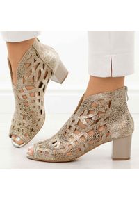 Złote sandały damskie na obcasie z zakrytą piętą M.Daszyński 1954-15 26. Okazja: na co dzień, na imprezę. Kolor: złoty. Materiał: skóra. Wzór: ażurowy. Sezon: wiosna, lato. Obcas: na obcasie. Styl: casual, elegancki, klasyczny, wizytowy. Wysokość obcasa: średni #1