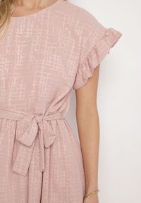Born2be - Ciemnoróżowa Sukienka Ozdobiona Falbankami i Paskiem Izulira. Typ kołnierza: kołnierz z falbankami. Kolor: różowy. Wzór: aplikacja. Styl: elegancki