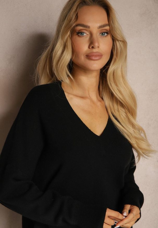 Renee - Czarny Klasyczny Sweter z Wiskozą i Kaszmirem Marirra. Okazja: na co dzień, do pracy. Typ kołnierza: dekolt w serek. Kolor: czarny. Materiał: wiskoza, kaszmir. Styl: klasyczny