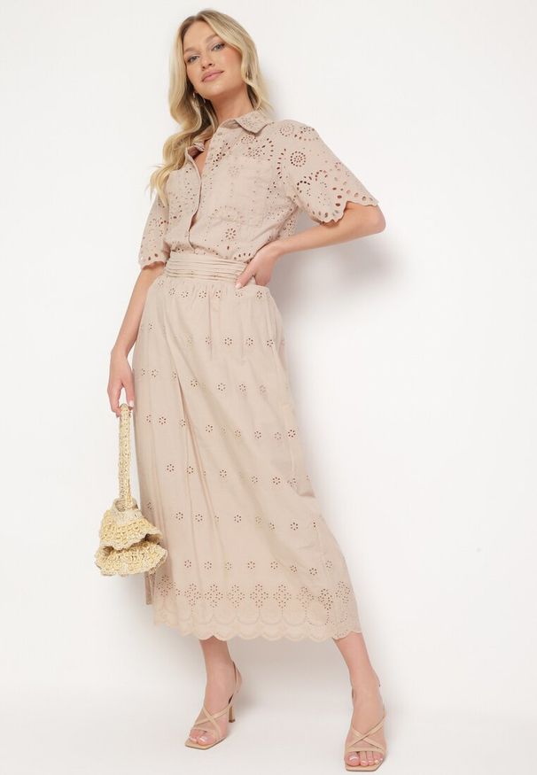 Born2be - Jasnobeżowa Ażurowa Koszula z Bawełny na Guziki z Naszytymi Kieszeniami Tesalin. Okazja: do pracy, na spotkanie biznesowe. Typ kołnierza: kołnierzyk klasyczny. Kolor: beżowy. Materiał: bawełna. Długość rękawa: krótki rękaw. Długość: krótkie. Wzór: ażurowy, aplikacja. Styl: klasyczny, biznesowy, elegancki