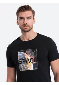 Ombre Clothing - T-shirt męski bawełniany z nadrukiem kosmosu - czarny V1 - Rozmiar: S. Kolor: czarny. Materiał: bawełna. Długość rękawa: krótki rękaw. Długość: krótkie. Wzór: nadruk. Styl: klasyczny