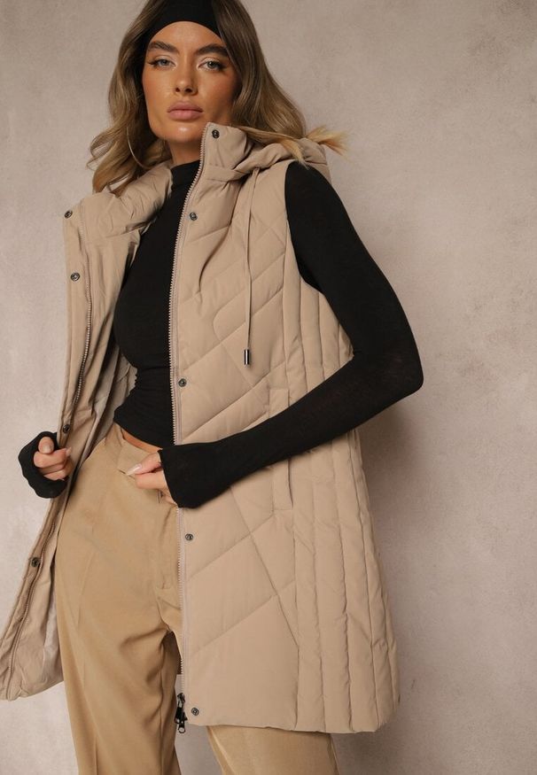 Renee - Ciemnobeżowa Pikowana Kamizelka o Taliowanym Kroju z Kapturem Tulonea. Okazja: na co dzień. Typ kołnierza: kaptur. Kolor: beżowy. Materiał: jeans. Styl: casual
