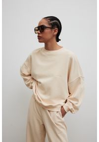 Marsala - Bluza damska o kroju regular fit w kolorze BISQUIT- PHENIX-UNI. Materiał: dzianina, poliester, bawełna, dresówka. Wzór: haft