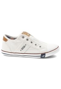 Trampki damskie Mustang, cholewka z materiału wsuwana konstrukcja z elastycznymi wstawkami klasyczna forma niska podeszwa zapewniająca komfort na co. Okazja: na co dzień. Kolor: biały. Materiał: materiał. Szerokość cholewki: normalna. Styl: klasyczny #8