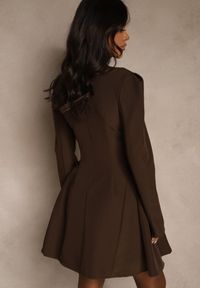 Renee - Brązowa Sukienka o Rozkloszowanym Kroju z Ozdobą z Boku Eleslia. Kolor: brązowy. Wzór: aplikacja. Styl: street #2