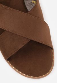 Born2be - Ciemnobrązowe Sandały VICES z Paskami w Kształcie X z Imitacji Zamszu Laraida. Okazja: na co dzień. Zapięcie: pasek. Kolor: brązowy. Materiał: zamsz. Wzór: paski. Sezon: lato. Styl: casual, elegancki #5