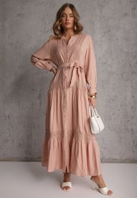 Renee - Jasnoróżowa Wiskozowa Sukienka o Rozkloszowanym Kroju z Wiązanym Paskiem i Koronką Reisavien. Okazja: na spacer, na co dzień. Typ kołnierza: dekolt w serek. Kolor: różowy. Materiał: wiskoza, koronka. Wzór: koronka. Typ sukienki: rozkloszowane. Styl: casual, elegancki #5