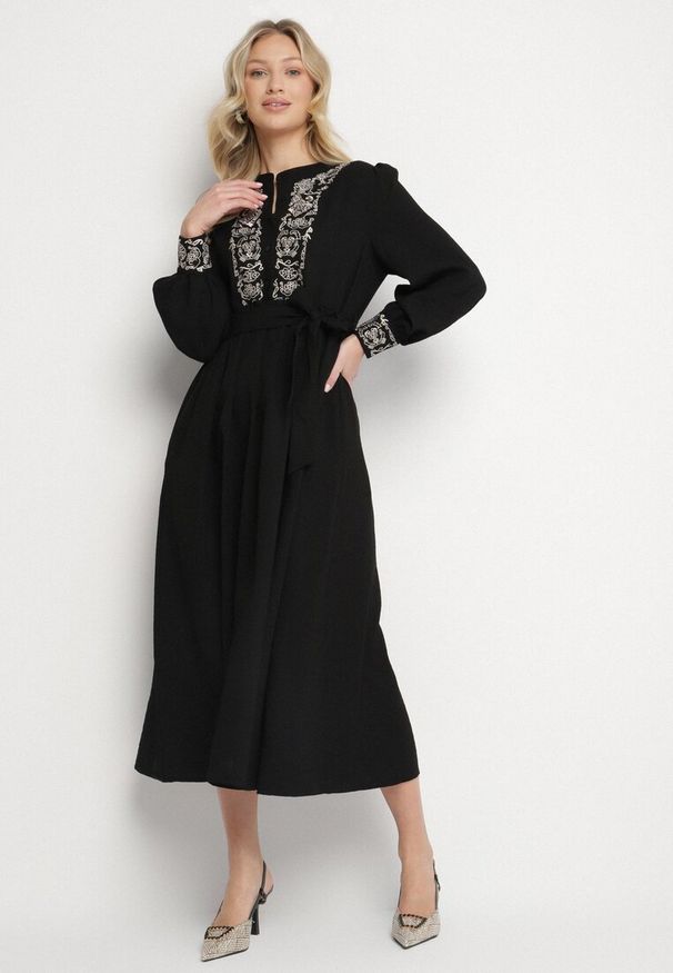 Born2be - Czarna Sukienka z Wiskozą o Rozkloszowanym Kroju z Haftem i Paskiem Ninavela. Okazja: na co dzień. Kolor: czarny. Materiał: wiskoza. Długość rękawa: długi rękaw. Wzór: haft. Typ sukienki: rozkloszowane. Styl: boho, casual