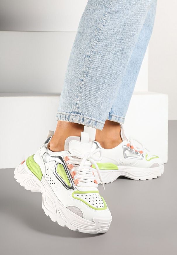 Born2be - Biało-Zielone Sneakersy na Grubej Podeszwie z Tłoczeniami Lilasea. Okazja: na co dzień. Kolor: biały. Materiał: jeans. Wzór: aplikacja. Obcas: na platformie