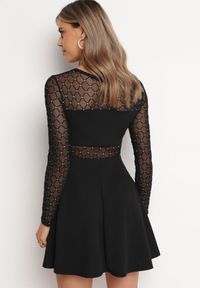 Born2be - Czarna Mini Rozkloszowana Sukienka z Siateczką Ozdobioną Brokatem Ekenedi. Okazja: na co dzień. Kolor: czarny. Wzór: aplikacja. Typ sukienki: rozkloszowane, proste. Styl: casual, klasyczny. Długość: mini #2