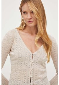 Guess kardigan damski kolor beżowy lekki. Kolor: beżowy. Długość rękawa: długi rękaw. Długość: długie. Wzór: ze splotem