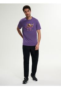 4f - 4F T-shirt relaxed z nadrukiem męski - fioletowy XL. Okazja: na co dzień. Kolor: fioletowy. Materiał: materiał, bawełna, dzianina. Wzór: nadruk. Styl: casual #2