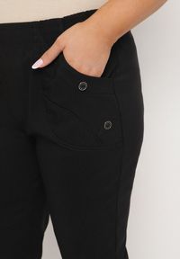 Born2be - Czarne Spodnie z Wiskozą i Ozdobnymi Guzikami Lireza. Okazja: na co dzień. Kolor: czarny. Materiał: wiskoza. Styl: klasyczny, casual