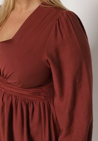 Born2be - Jasnobrązowa Rozkloszowana Sukienka z Marszczeniem w Talii i Dekoltem w Serek Salindea. Okazja: na co dzień. Typ kołnierza: dekolt w serek. Kolekcja: plus size. Kolor: brązowy. Długość rękawa: długi rękaw. Typ sukienki: dla puszystych. Styl: casual, elegancki #7