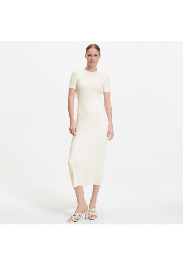 Reserved - Dzianinowa sukienka w prążek - Kremowy. Kolor: kremowy. Materiał: dzianina. Wzór: prążki