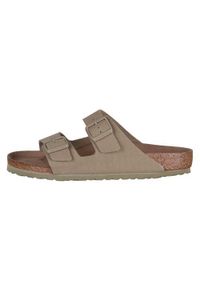 Klapki męskie Birkenstock Arizona Vegan. Zapięcie: klamry. Kolor: brązowy. Materiał: materiał, syntetyk, tkanina. Szerokość cholewki: normalna. Sport: turystyka piesza
