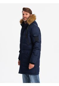 Ombre Clothing - Długa ciepła kurtka męska z kapturem typu parka – granatowa V1 OM-JALJ-0182 - XXL. Typ kołnierza: kaptur. Kolor: niebieski. Materiał: poliester, syntetyk, materiał, tkanina, futro. Długość: długie. Wzór: ze splotem, aplikacja, paski. Styl: elegancki #11