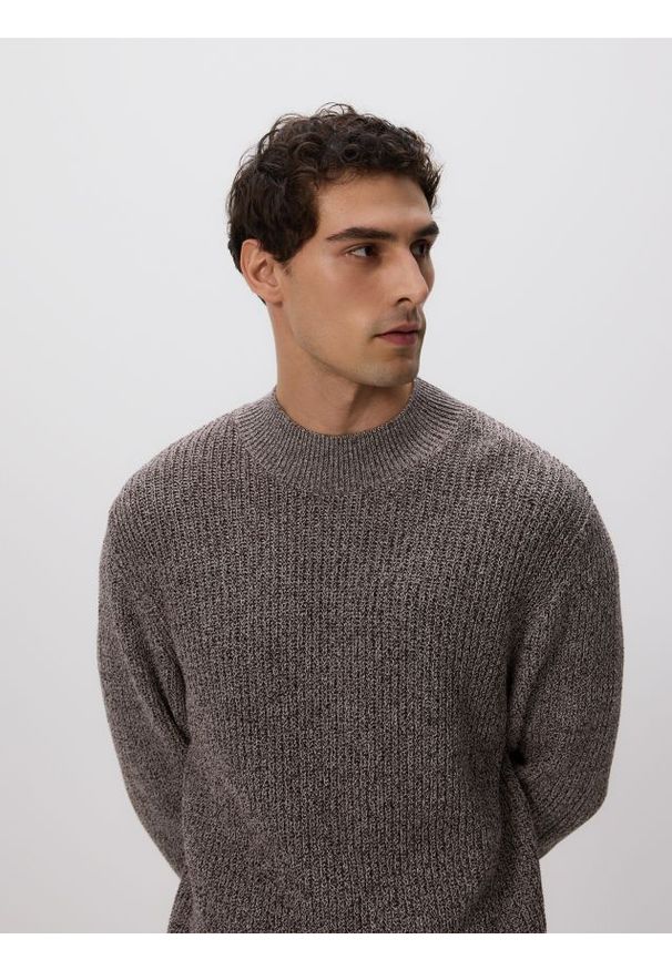 Reserved - Melanżowy sweter z golfem - ciemnobrązowy. Typ kołnierza: golf. Kolor: brązowy. Materiał: dzianina, bawełna. Wzór: melanż