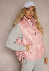 Renee - Różowa Kamizelka Ozdobnie Pikowana z Wysokim Kołnierzem Stójką Irisana. Typ kołnierza: kołnierzyk stójkowy. Kolor: różowy. Materiał: bawełna, jeans #2