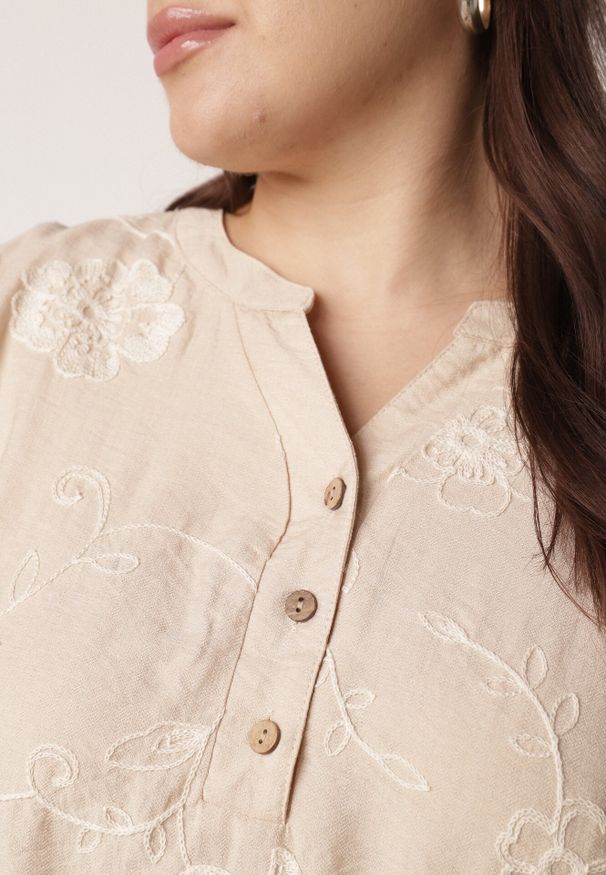Born2be - Beżowa Bluzka Ozdobiona Guzikami i Haftowanymi Kwiatami Delmana. Okazja: na co dzień. Kolekcja: plus size. Kolor: beżowy. Materiał: materiał, tkanina. Wzór: aplikacja, kwiaty, haft. Sezon: lato. Styl: klasyczny, casual