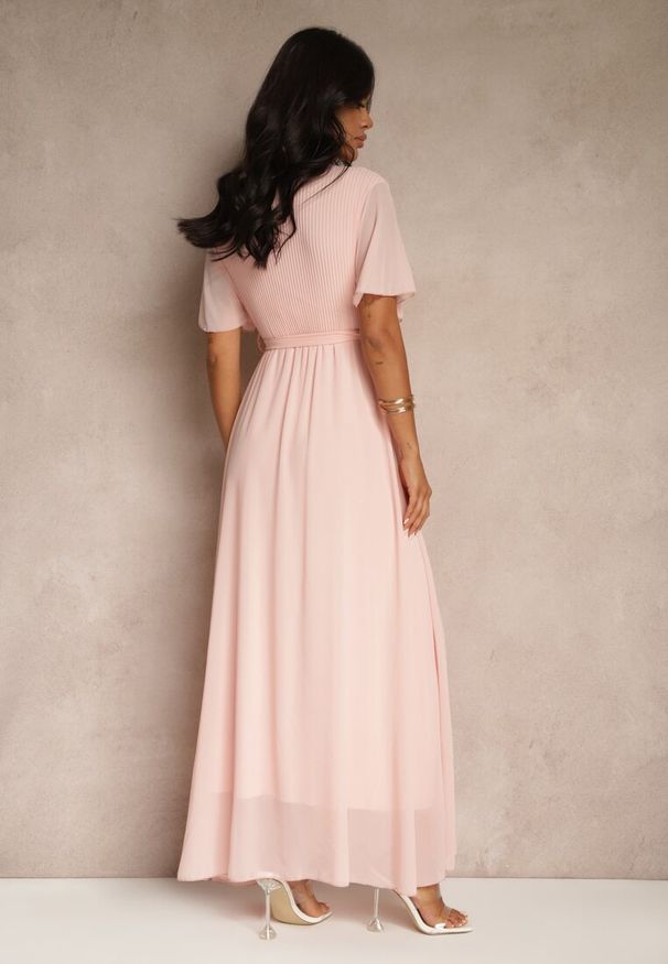 Renee - Jasnoróżowa Plisowana Sukienka z Kopertowym Dekoltem i Gumką w Talii Dimitris. Kolor: różowy. Materiał: materiał. Typ sukienki: kopertowe