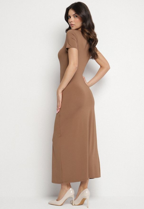 Born2be - Brązowa Sukienka o Dopasowanym Fasonie z Lekkimi Marszczeniami Aporea. Okazja: na co dzień. Kolor: brązowy. Długość rękawa: krótki rękaw. Sezon: wiosna, lato. Typ sukienki: dopasowane, sportowe. Styl: casual, elegancki, sportowy