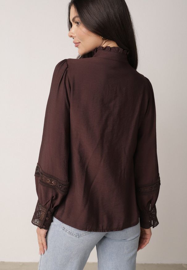 Born2be - Brązowa Koszula ze Stójką i Koronką Argochis. Typ kołnierza: kołnierzyk stójkowy. Kolor: brązowy. Materiał: koronka. Wzór: koronka