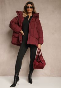 Renee - Bordowa Puchowa Kurtka Oversize z Pikowanymi Przeszyciami i Kapturem Galeana. Okazja: na co dzień. Kolor: czerwony. Materiał: puch. Sezon: zima. Styl: elegancki, casual