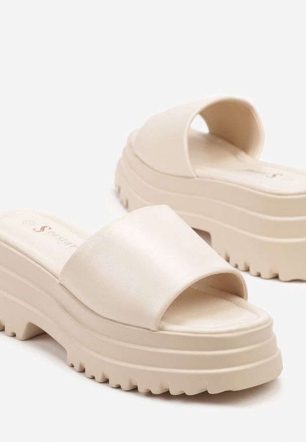 Renee - Beżowe Klapki na Tłoczonej Platformie Fevielle. Okazja: na co dzień. Kolor: beżowy. Materiał: jeans. Sezon: lato. Obcas: na platformie. Styl: casual, street