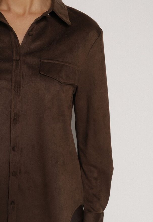 Born2be - Brązowa Koszula z Imitacji Zamszu Ozdobiona Klapami Retarna. Okazja: na co dzień. Typ kołnierza: kołnierzyk klasyczny. Kolor: brązowy. Materiał: zamsz. Wzór: aplikacja. Styl: klasyczny, casual, elegancki