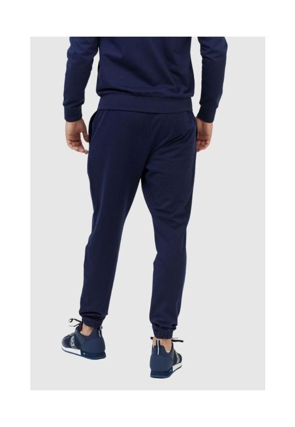 EA7 Emporio Armani - EA7 Granatowe spodnie męskie z wymiennym logo. Kolor: niebieski. Materiał: bawełna. Wzór: aplikacja