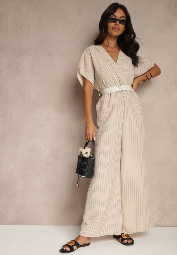 Renee - Beżowy Kopertowy Kombinezon z Nietoperzowymi Rękawami i Paskiem Tollamira. Okazja: na co dzień. Kolor: beżowy. Styl: elegancki, casual
