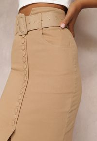 Renee - Ciemnobeżowa Jeansowa Spódnica Ołówkowa Midi z Guzikami i Rozcięciem Jackiesa. Kolor: beżowy. Materiał: jeans #3