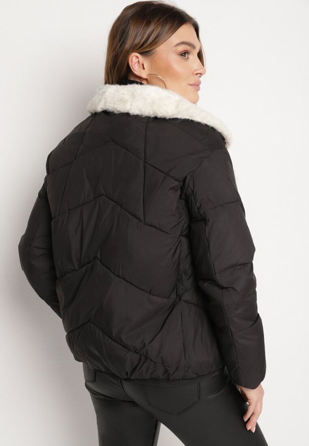 Born2be - Czarna Pikowana Kurtka z Futrzanym Kołnierzem i Ozdobnymi Napami Deovra. Kolor: czarny. Materiał: futro. Styl: elegancki