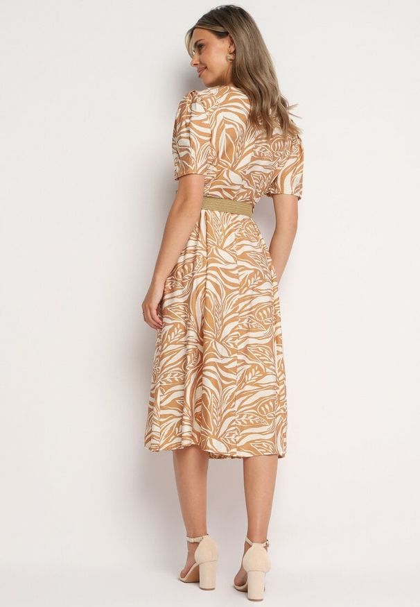 Born2be - Beżowa Sukienka o Koszulowym Kroju z Plecionym Paskiem w Talii Zaratia. Okazja: na co dzień. Kolor: beżowy. Materiał: tkanina, wiskoza. Sezon: lato. Typ sukienki: koszulowe. Styl: casual, elegancki