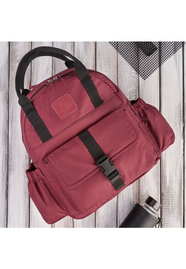 Plecak sportowy damski PAOLO PERUZZI T-84-MR czerwony. Kolor: czerwony. Materiał: materiał. Styl: sportowy