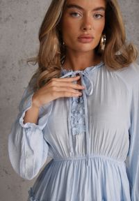 Renee - Jasnoniebieska Letnia Sukienka ze Zwiewnej Wiskozy z Falbankami i Wiązaniem Thalania. Okazja: na spacer. Typ kołnierza: kołnierz z falbankami. Kolor: niebieski. Materiał: wiskoza. Sezon: lato. Styl: wakacyjny #4