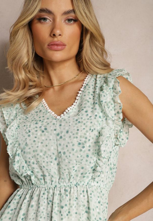 Renee - Zielona Rozkloszowana Sukienka z Gumką w Pasie i Falbankami Ulaia. Okazja: na co dzień, na imprezę. Typ kołnierza: kołnierz z falbankami. Kolor: zielony. Materiał: skóra. Typ sukienki: sportowe. Styl: sportowy, elegancki, casual